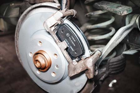 Замена тормозных колодок и дисков AUDI 80 в Южно-Сахалинске